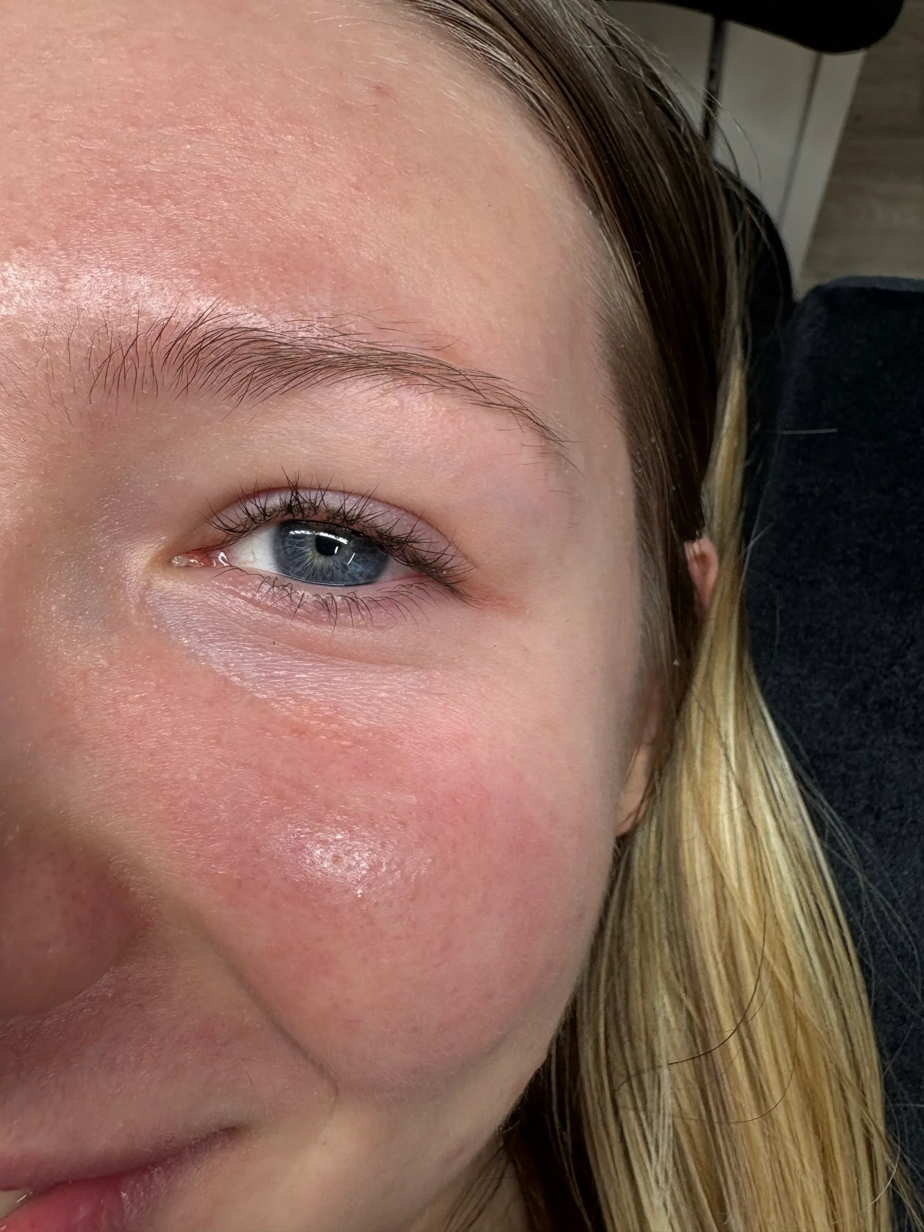 Résultat d'un lash lift : cils naturels recourbés et intensifiés, regard ouvert