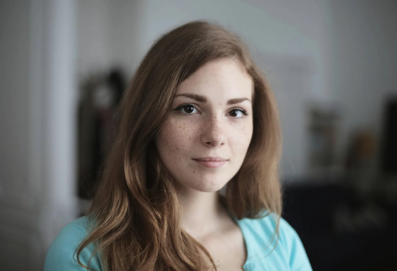 Visage aux taches de rousseur naturelles et au maquillage léger