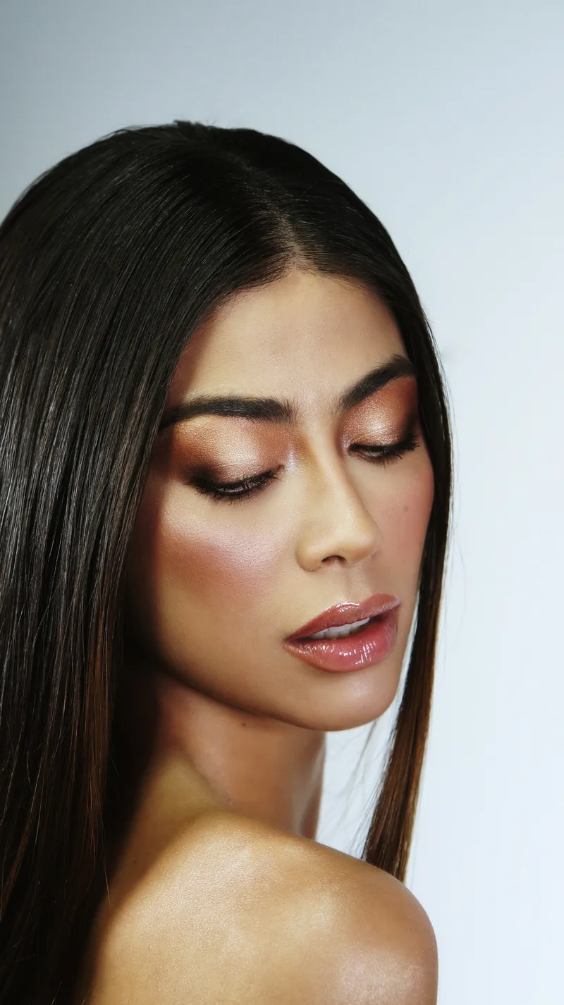 Maquillage nude élégant aux lèvres glossy rosées