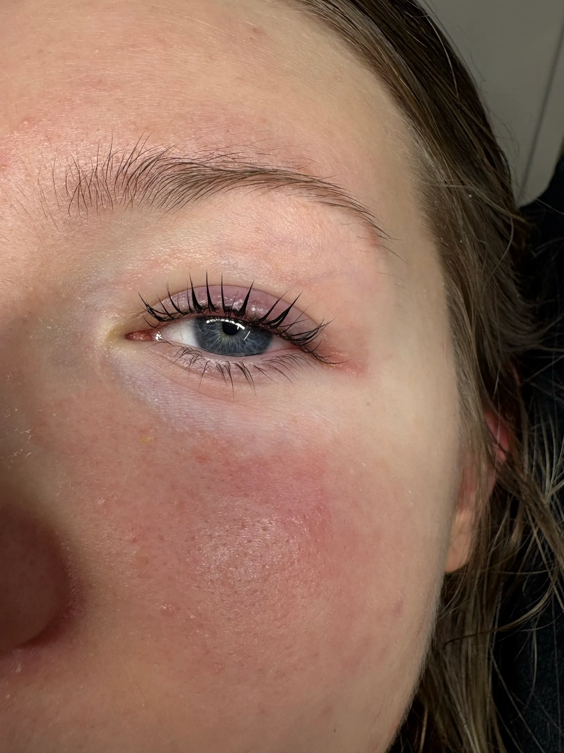 Gros plan sur des cils intensifiés après lash lift