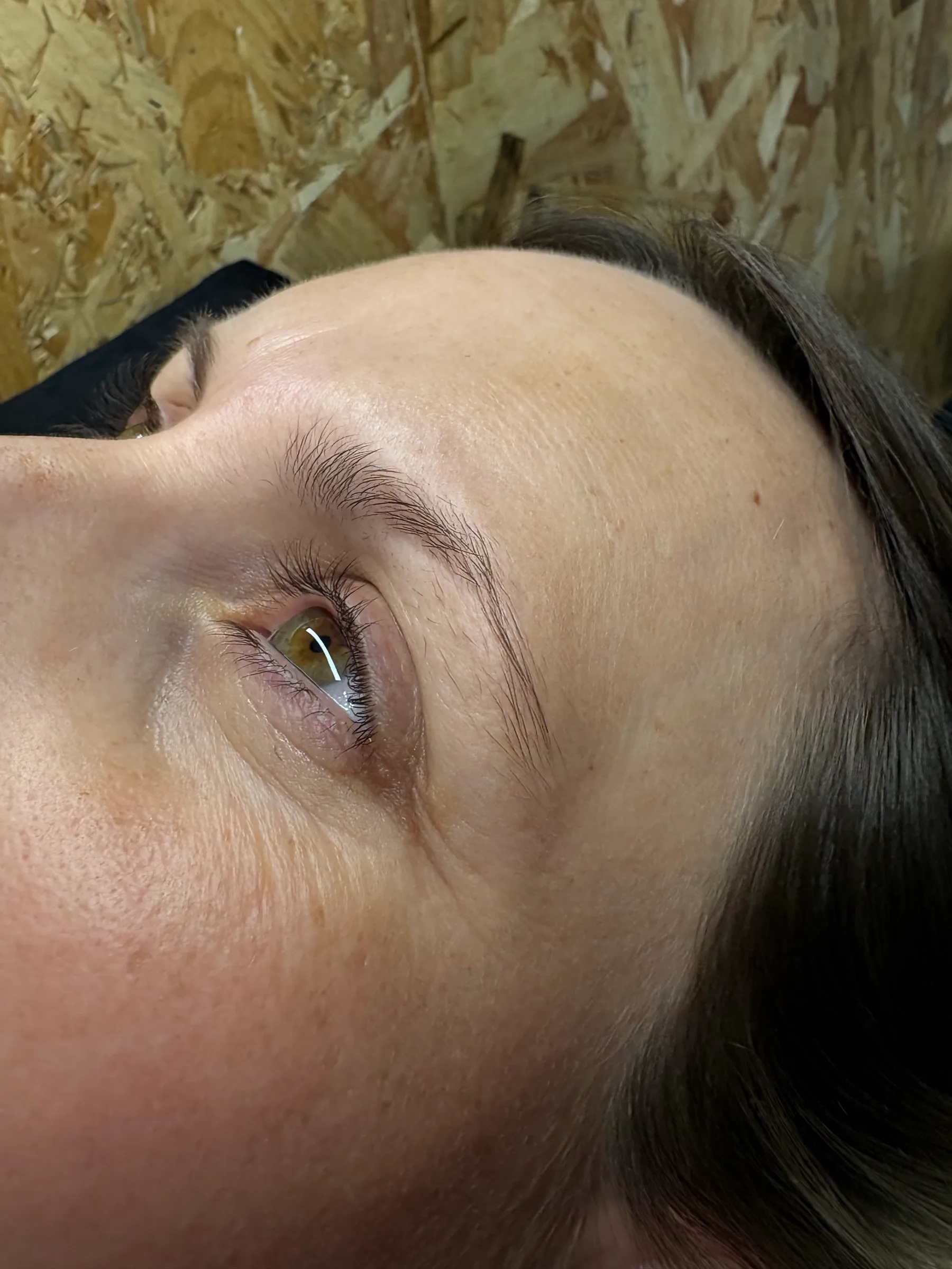 Sourcil restructuré au fil, résultat naturel et sur-mesure
